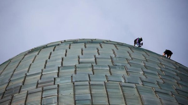 Alain Robert dan putranya Julien Robert memanjat gedung pencakar langit Torre Agbar untuk menyebarkan kesadaran terhadap Perubahan Iklim Global di Barcelona, Spanyol 1 Oktober 2022. REUTERS/Albert Gea Alain Robert dan putranya Julien Robert memanjat gedung pencakar langit Torre Agbar untuk menyebarkan kesadaran terhadap Perubahan Iklim Global di Barcelona, Spanyol 1 Oktober 2022. REUTERS/Albert Gea