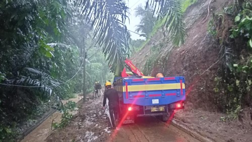 Alat berat dikerahkan untuk membersihkan material longsor yang menutup jalan utama menuju Banjar Punjuan dan Palian, di Desa Luwus, Kecamatan Baturiti, Kabupaten Tabanan, Bali, Selasa (18/10/2022).