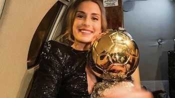 Dia mengungguli Beth Mead (Inggris/Arsenal) dan Sam Kerr (Australia/Chelsea). Tampak Alexia memajang fotonya memeluk piala Ballon dOr saat di pesawat. Foto: Instagram