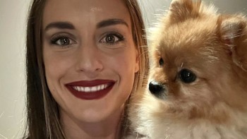 Putellas bersama anjing kesayangannya. Wanita ini pun tenar di Instagram. Foto: Instagram