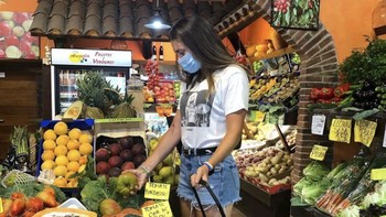 Dia punya lebih dari 2 juta follower. Kadang ia memajang fotonya sehari-hari seperti saat belanja ini. Foto: Instagram