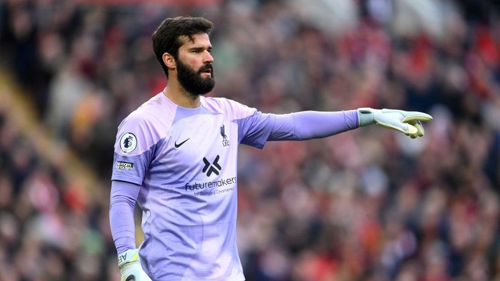 MANCHESTER, ENGLAND - APRIL 10: Alisson Becker of Liverpool in action during the Premier League match between Manchester City and Liverpool at Etihad Stadium on April 10, 2022 in Manchester, England. (Photo by Michael Regan/Getty Images)