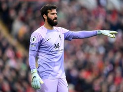 Alisson terbaru memberi assist kepada Mohamed Salah saat Liverpool bungkam Manchester City 1-0 akhir pekan lalu. Itu menambah jumlah assisy-nya jadi tiga sepanjang kariernya di Liga Inggris (145 pertandingan) (Getty Images)