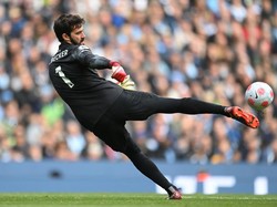 Dilansir dari Squawka, Alisson jadi kiper kedua Liga Inggris yang suka beri asssit. Di tempat pertama, ada Paul Robinson dengan lima assist! (Getty Images)