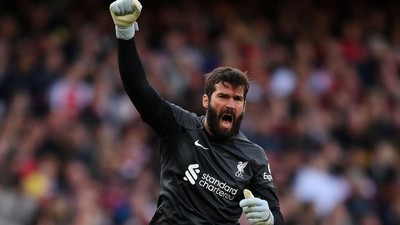 Alisson Mengejar Gelar Kiper Raja Assist