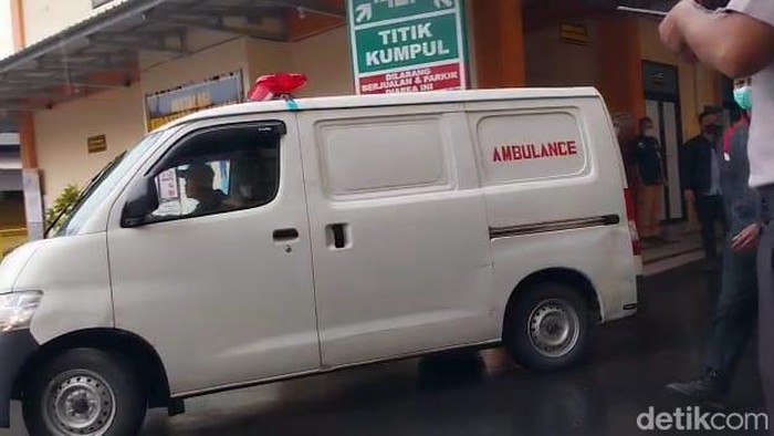 Ambulans yang membawa jenazah korban ke-133 Tragedi Kanjuruhan dari RSSA ke rumah duka