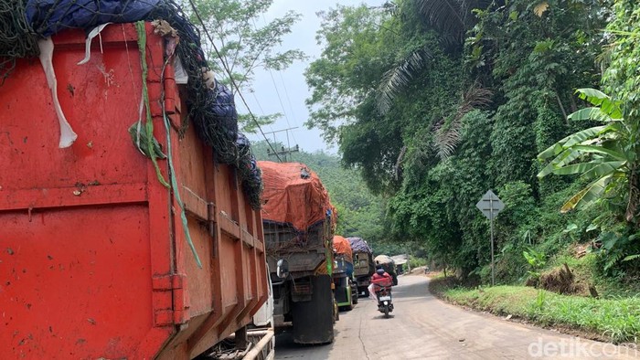 Antrean truk pengangkut sampah di TPA Sarimukti, Bandung Barat.
