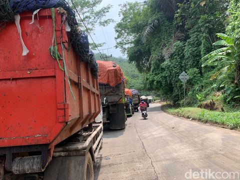 Antrean truk pengangkut sampah di TPA Sarimukti, Bandung Barat.