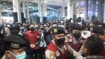 Momen Bos Judi Online Apin BK Tiba di Sumut Usai Ditangkap