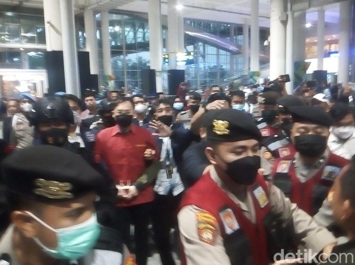 Apin BK tiba di Bandara Kualanamu