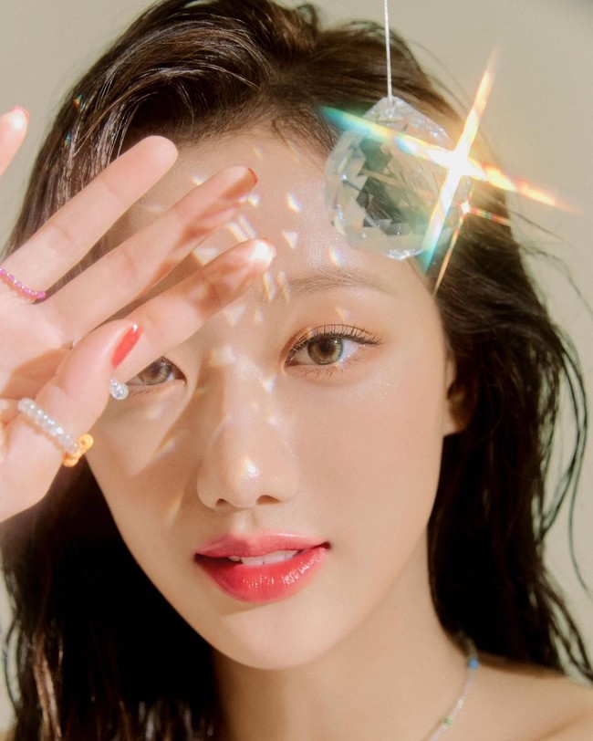 Seperti deretan artis Korea lainnya, Naeun eks APRIL juga punya wajah tak simetris karena sisi kanan wajahnya lebih panjang. Foto: Instagram