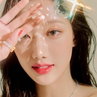 Seperti deretan artis Korea lainnya, Naeun eks APRIL juga punya wajah tak simetris karena sisi kanan wajahnya lebih panjang. Foto: Instagram