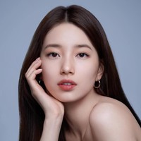 Bila dilihat secara spesifik, mata kanan Suzy ternyata lebih tinggi dari mata kirinya. Foto: Instagram