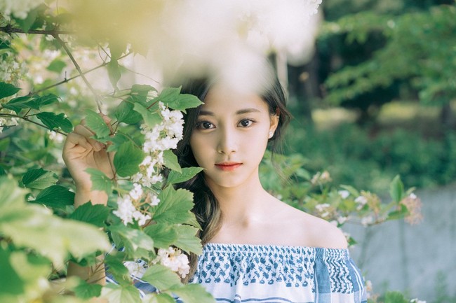 Menurut ahli bedah plastik PSPS, personel TWICE asal Taiwan ini punya sisi kiri wajah yang lebih panjang. Sedangkan sisi kanan wajah Tzuyu dinilai lebih chubby. Foto: Instagram