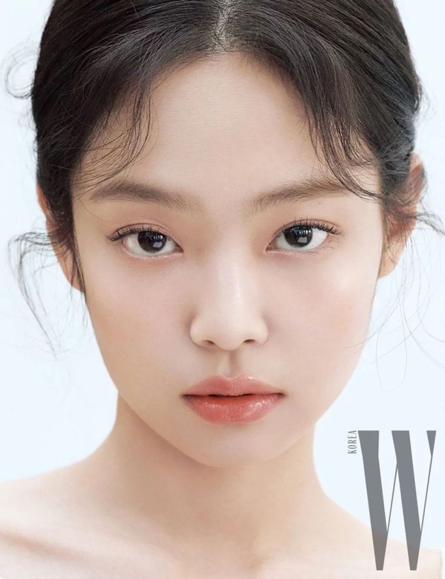 Tanpa disadari sisi kiri wajah Jennie BLACKPINK lebih panjang dari sisi kanannya. Namun Jennie tak menutupi hal itu. Dia kerap dipotret close up dan menonjolkan bagian wajahnya tersebut. Foto: Instagram