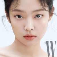 Tanpa disadari sisi kiri wajah Jennie BLACKPINK lebih panjang dari sisi kanannya. Namun Jennie tak menutupi hal itu. Dia kerap dipotret close up dan menonjolkan bagian wajahnya tersebut. Foto: Instagram