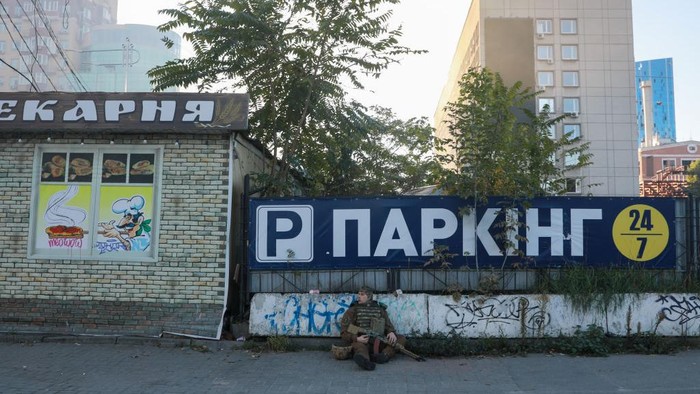 Sebuah ledakan keras tersebut membuat panik warga di kota Kyiv.