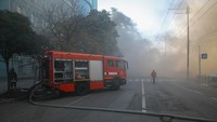 Petugas pemadam kebakaran berusaha memadamkan api. Ledakan tersebut mengakibatkan kebakaran yang terjadi di perumahan dan gedung administrasi.