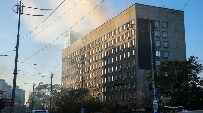 Asap mulai memenuhi pusat kota Kyiv. Kantor kepresiden Ukraina mengonfirmasi kematian 3 orang akibat serangan pekan kedua di Kiev.