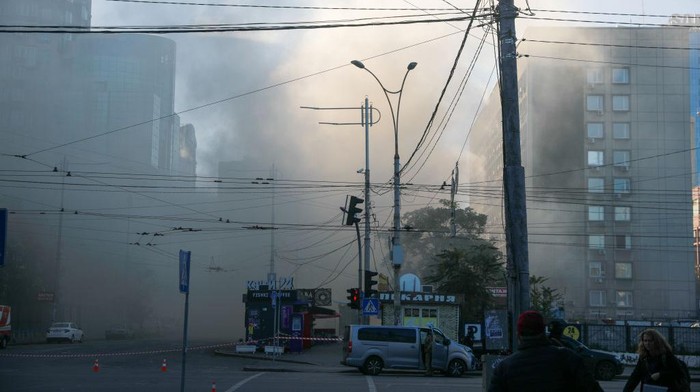 Asap Penuhi Kota Kyiv Usai Diserang Drone Kamikaze Pusat kota Kyiv, Ukraina, dekat stasiun kereta api telah diserang oleh Drone Kamikaze, Senin (17/10/2022).