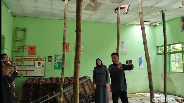 Atap SD yang rusak karena diguyur hujan