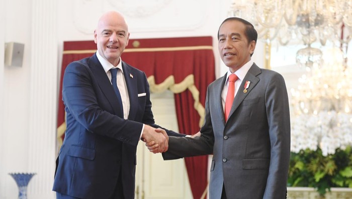 Presiden Joko Widodo (kanan) berjabat tangan dengan Presiden Induk Asosiasi Sepakbola Dunia (FIFA) Gianni Infantino saat bertemu di Istana Negara, Jakarta, Selasa (18/10/2022).  ANTARA FOTO/Hafidz Mubarak A/foc.