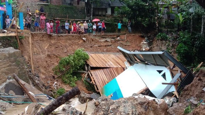 Bangunan PAUD di Cibeber, Lebak, Banten ambruk akibat longsor.