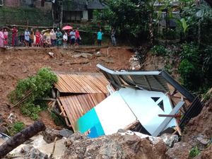 Bangunan PAUD di Lebak Ambruk karena Longsor