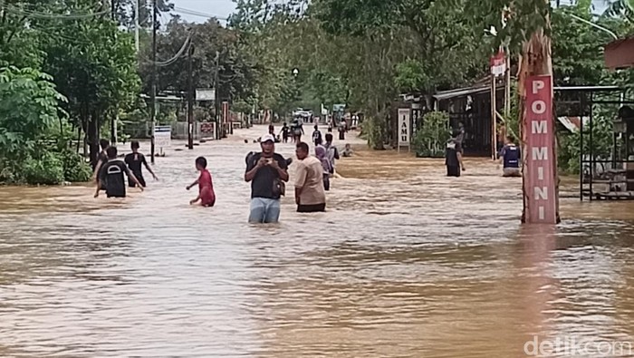 Banjir di jalan Ponorogo Trenggalek