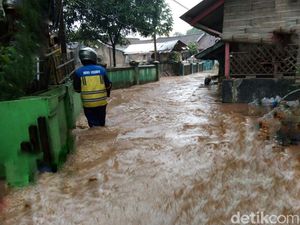 Kampung Cipaku Bandung Diterjang Banjir hingga 1,5 Meter