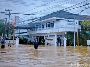Banjir Trenggalek Paksa Tutup Pertokoan-Perkantoran di Soekarno Hatta