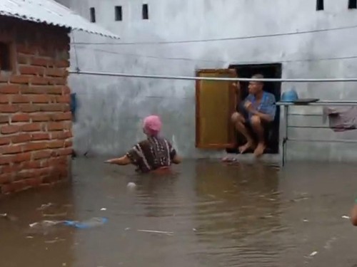 Banjir setinggi dada orang dewasa di Lingkungan Kampung Jawa, Kecamatan Praya, Kabupaten Lombok Tengah, Selasa (18/10/2022).