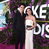 Kedatangan Beby Tsabina kali ini dalam rangka untuk mendukung Maxime Bouttier yang merupakan sahabatnya. Kesempatan untuk foto bersama Maxime Bouttier pun tak dilewatkan perempuan 19 tahun ini. (Foto: The Hollywood Reporter via Getty/Alberto Rodriguez/GA)