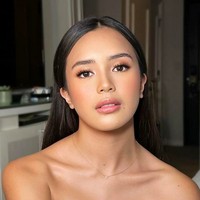 Foto-foto sebelum muncul di karpet merah turut Beby bagikan. Sebuah foto memperlihatkan foto close-up wajah Beby yang baru dirias. Masya Allah bidadari nih, puji seorang netizen. (Foto: Instagram/@bebytsabina)