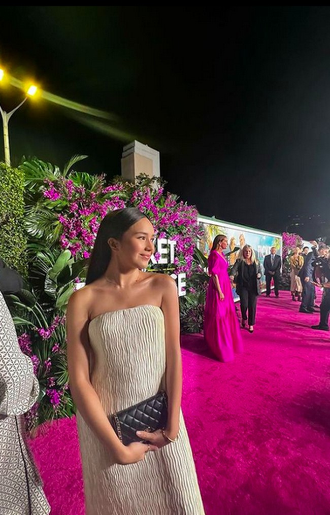 Eksis di karpet merah, Beby Tsabina bersandingan dengan para pesohor Hollywood. Pesona aktris keturunan Aceh ini terpancar maksimal dalam balutan gaun maksi putih strapless yang dipadu dengan clutch Chanel berwarna hitam. (Foto: Instagram/@bebytsabina)