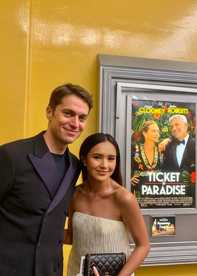 Beby Tsabina bersama Lucas Bravo, aktor yang terkenal berkat perannya di serial Netflix Emily in Paris. Lucas menjadi salah satu pemeran di Ticket To Paradise. (Foto: Instagram/@bebytsabina)