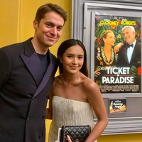 Beby Tsabina bersama Lucas Bravo, aktor yang terkenal berkat perannya di serial Netflix Emily in Paris. Lucas menjadi salah satu pemeran di Ticket To Paradise. (Foto: Instagram/@bebytsabina)