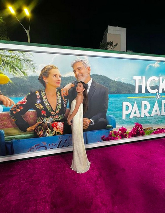 Premier Ticket To Paradise digelar di Regency Village Theatre, Los Angeles, California, AS, pada Senin (17/10/2022). Hadir para bintang film tersebut, antara lain Julia Roberts, George Clooney, dan aktor Indonesia Maxime Bouttier. Namun, Maxime bukan satu-satunya wajah ternama Indonesia yang muncul. Beby Tsabina pun tak melewatkan acara tersebut. (Foto: Instagram/@bebytsabina)