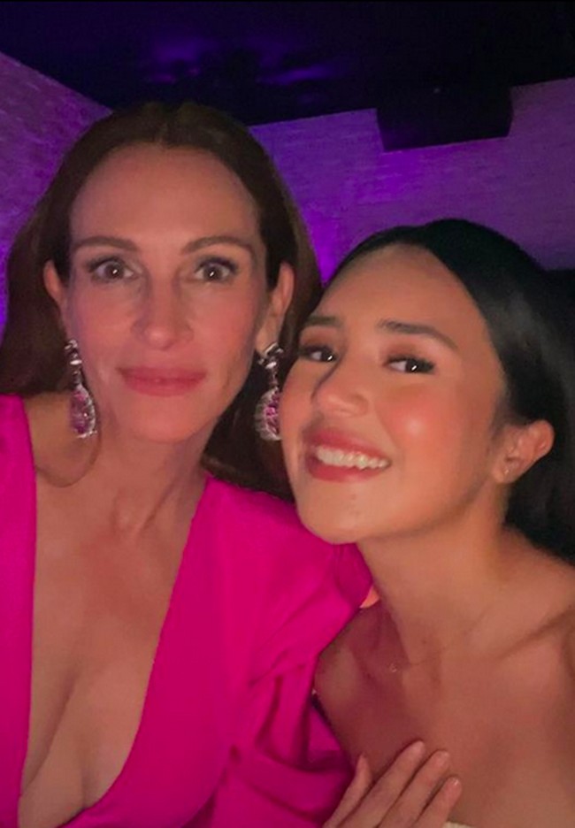 Beby Tsabina juga memanfaatkan momen tersebut untuk selfie bareng Julia Roberts. Di Instagram Stories, pemain film Rentang Kisah ini juga memposting video dirinya duduk di depan George Clooney dan istrinya, Amal Clooney. (Foto: Instagram/@bebytsabina)