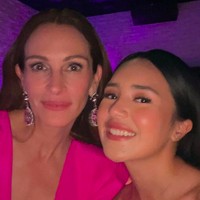 Beby Tsabina juga memanfaatkan momen tersebut untuk selfie bareng Julia Roberts. Di Instagram Stories, pemain film Rentang Kisah ini juga memposting video dirinya duduk di depan George Clooney dan istrinya, Amal Clooney. (Foto: Instagram/@bebytsabina)
