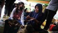 Para siswa membatik dengan mendapatkan bimbingan dari guru.