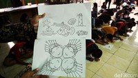 Para siswa membatik dengan motif khas pesisir utara seperti kapal, safari laut, pitung, ondel-ondel dan sebagainya.