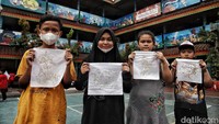 Sejumlah siswa menunjukkan batik hasil karyanya. Dalam pelatihan ini, para siswa diberikan teori terlebih dahulu. Setelah itu mempraktekkan dengan membuat pola sesuai tema. Kemudian dilanjutkan dengan mencanting di atas kain.
