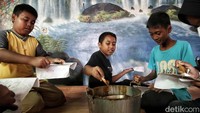 Para siswa sedang membatik di DN Penjaringan 03, Pluit, Jakarta Utara.