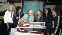 Momen bersejarah! Grup band Aerosmith menghadiahkan legenda pembuat gitar, Les Paul dengan kue ulang tahun bentuk gitar di HRC New York City.