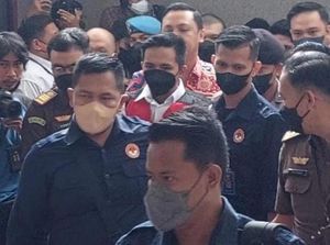 Bharada E Pakai Rompi Merah Tiba di PN Jaksel Jelang Sidang Pembunuhan Yosua
