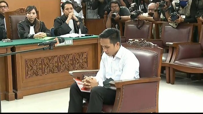 Bharada E tampil dengan kemeja putih. Dia akan menjalani sidang perdana dengan agenda pembacaan dakwaan. (Foto: Istimewa)