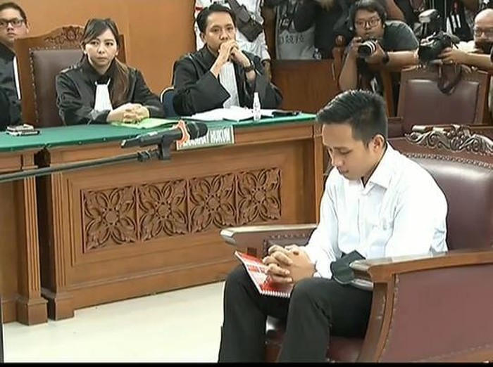 Bharada E tampil dengan kemeja putih. Dia akan menjalani sidang perdana dengan agenda pembacaan dakwaan. (Foto: Istimewa)