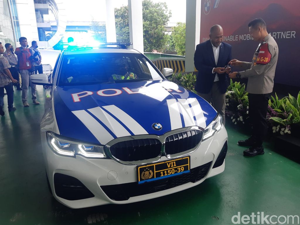 BMW Group Indonesia meminjamkan satu unit BMW 330e, mobil plug in hybrid electric vehicles (PHEV) kepada Polres Kota Soekarno Hatta, Selasa (18/10/2022) untuk G20.