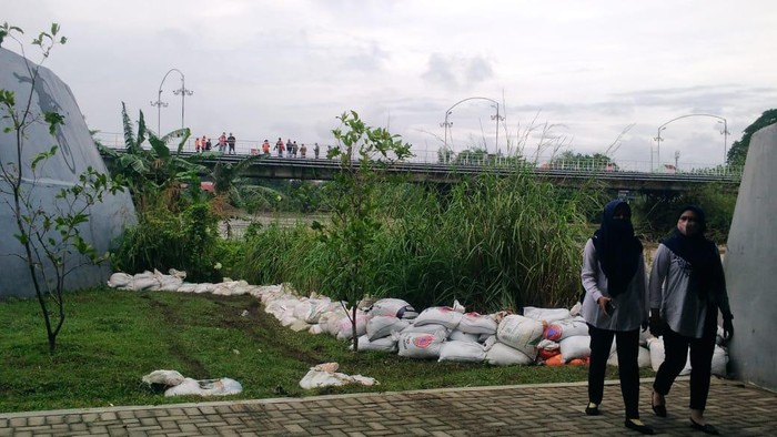 BPBD Kota Kediri pasang sanbag di pinggir sungai